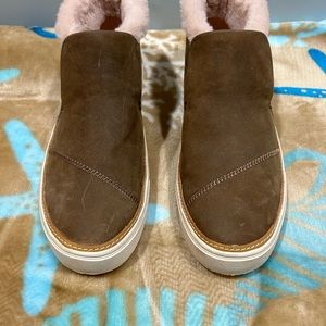 Brand new Tom’s Paxton slip-on Chukka sneakers